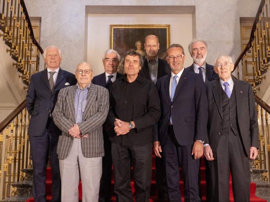 Alain Hubert and Jérôme Chappellaz pose with members of the Royal Academy of Sciences 