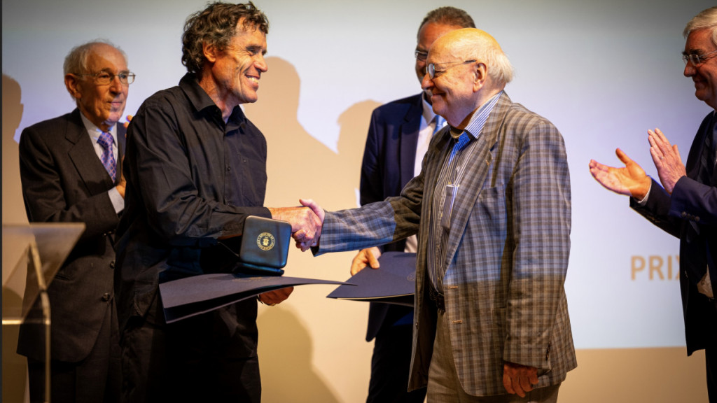 Alain Hubert receiving the 2024 Belgica Prize from Prof. Roland Souchez