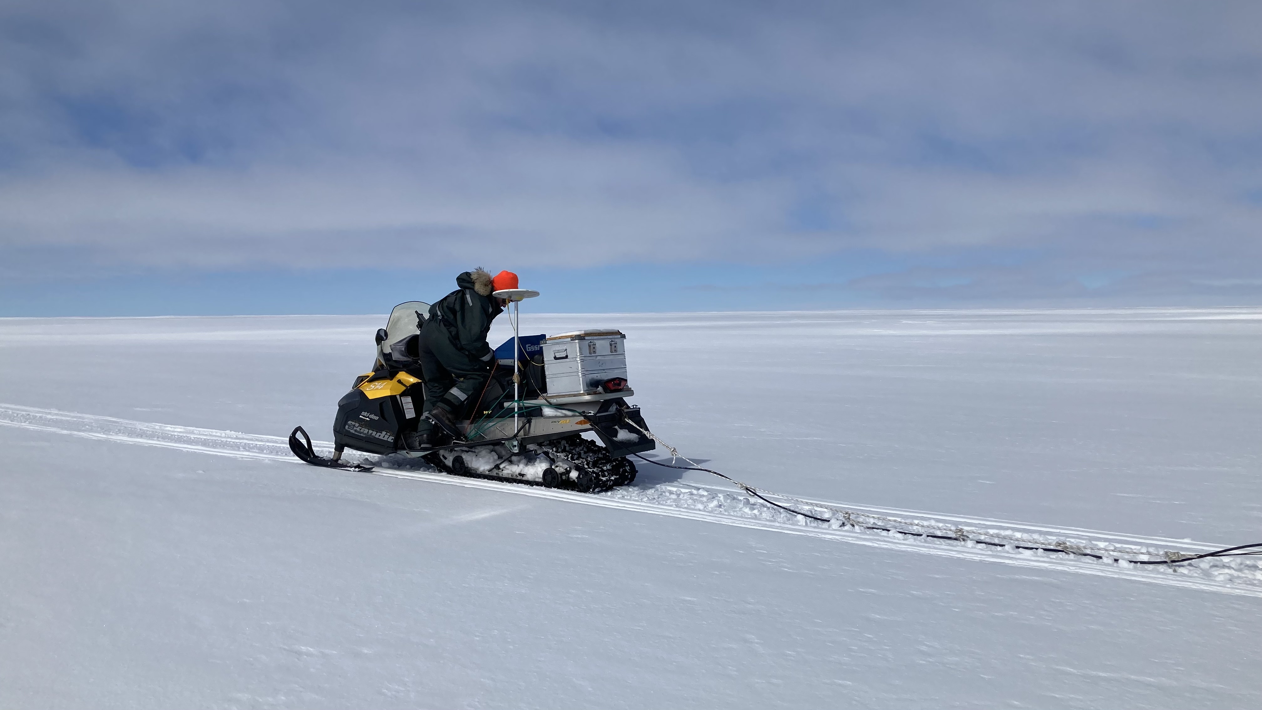 Scientists from the VUB and ULB collecting meteorites in the field