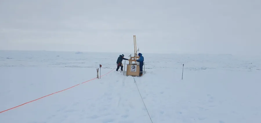 Drilling a hole in the King Baudoin Ice Shelf to take CDT measurements