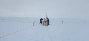 Drilling a hole in the King Baudoin Ice Shelf to take CDT measurements